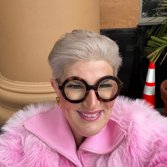 Meet your Posher, Stacey - Picture 2 of 5